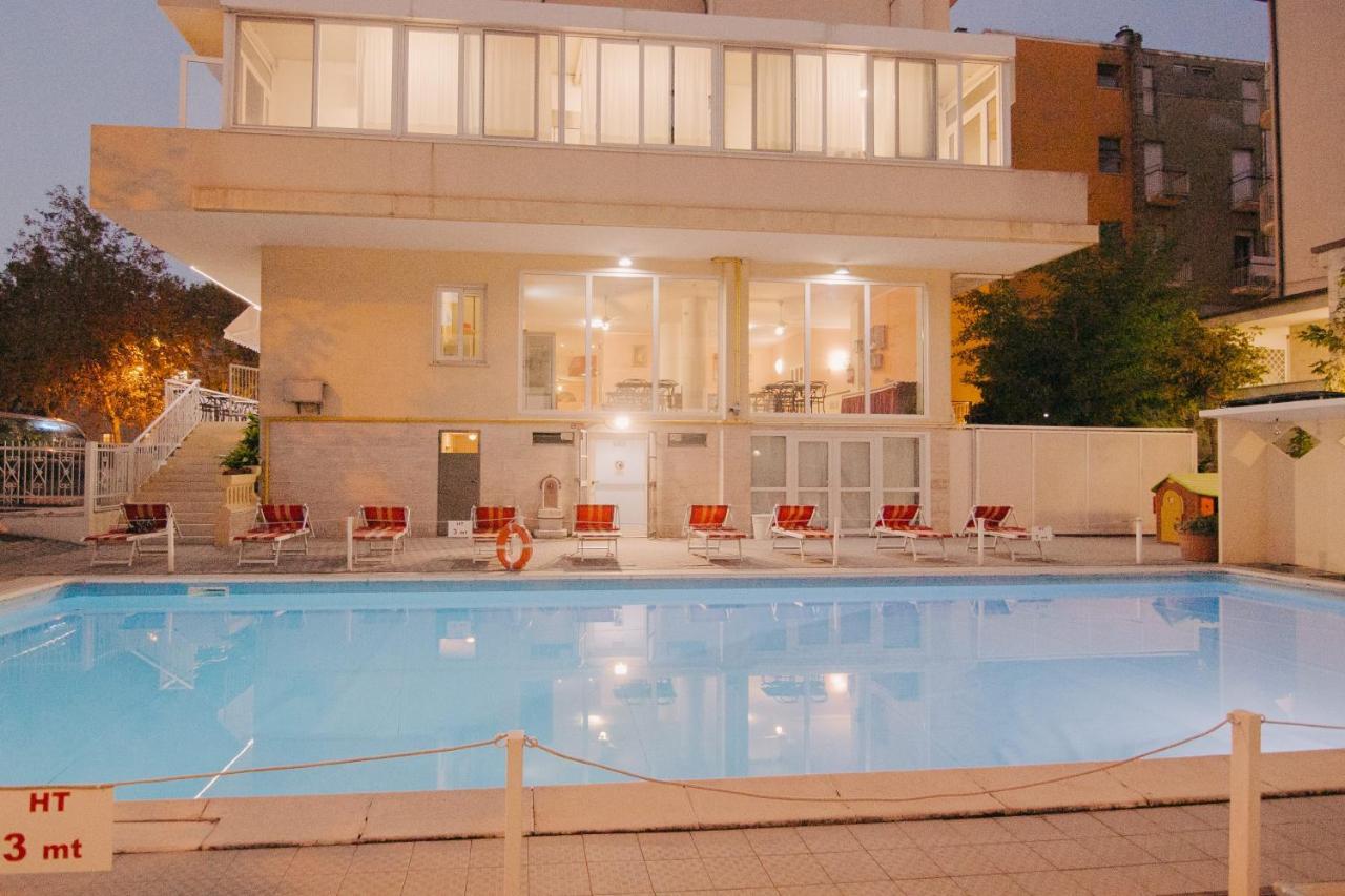 Hotel Beverly Rímini Exterior foto
